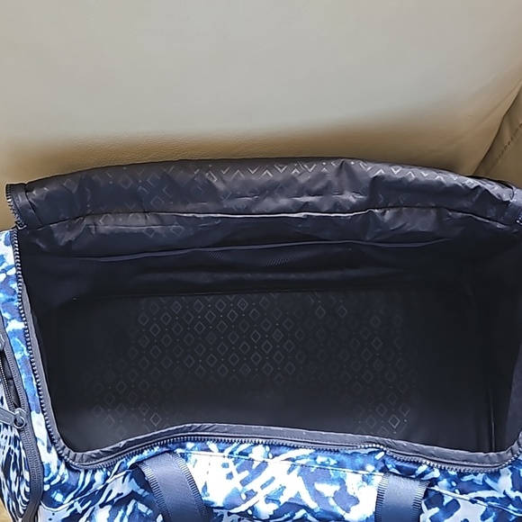 Vera Bradley Women's Recycled ReActive Extra Large Duffel Travel Gym Bag - Picture 8 of 9